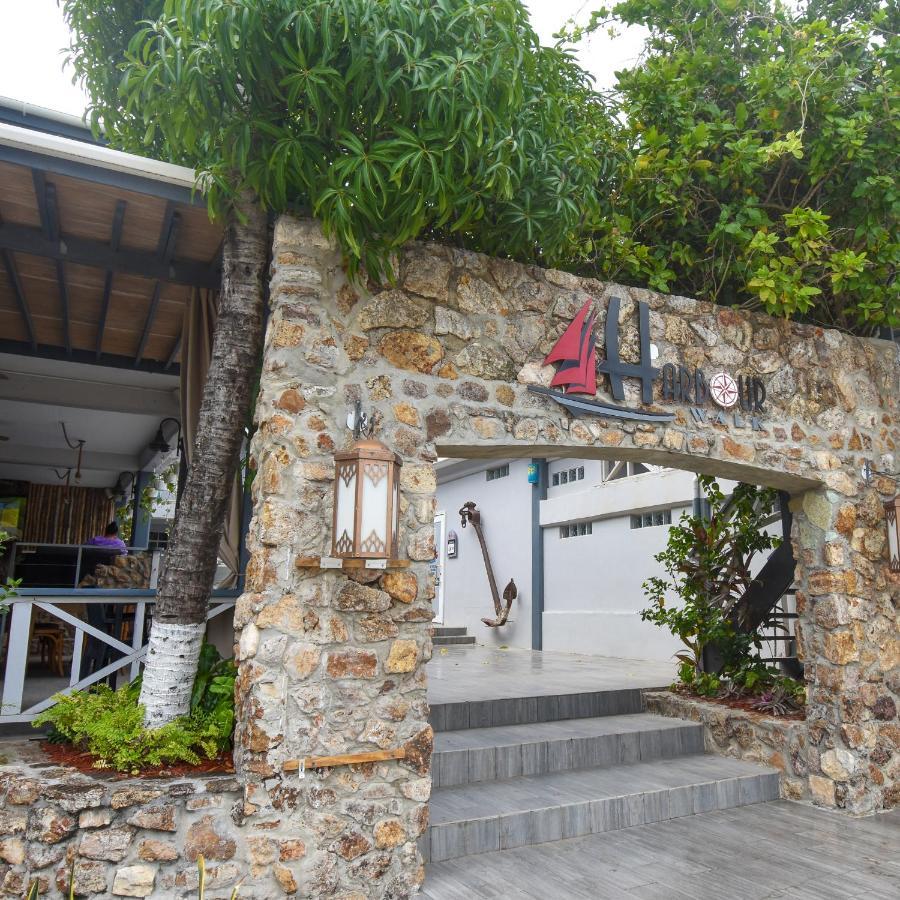 Hotel The Moxy à English Harbour Extérieur photo