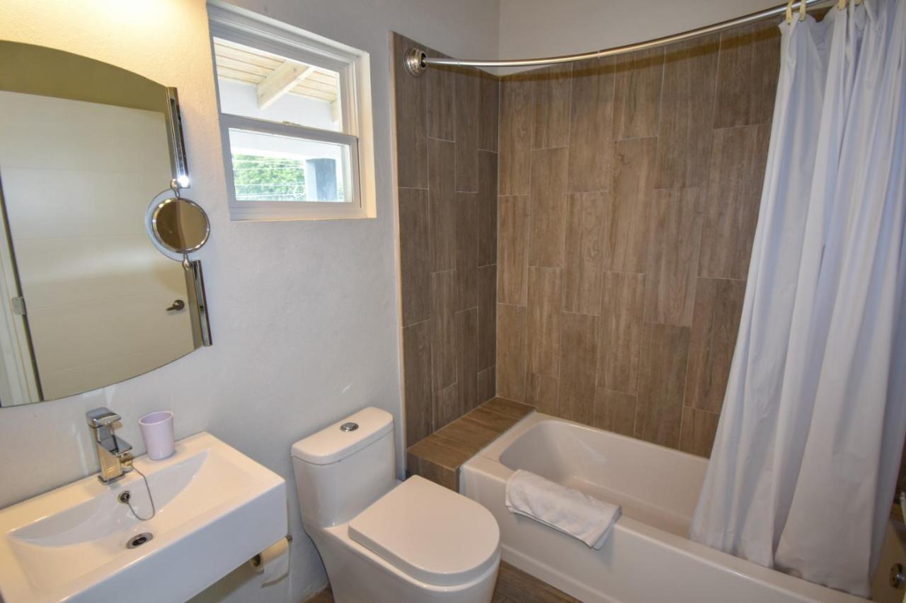 Hotel The Moxy à English Harbour Extérieur photo