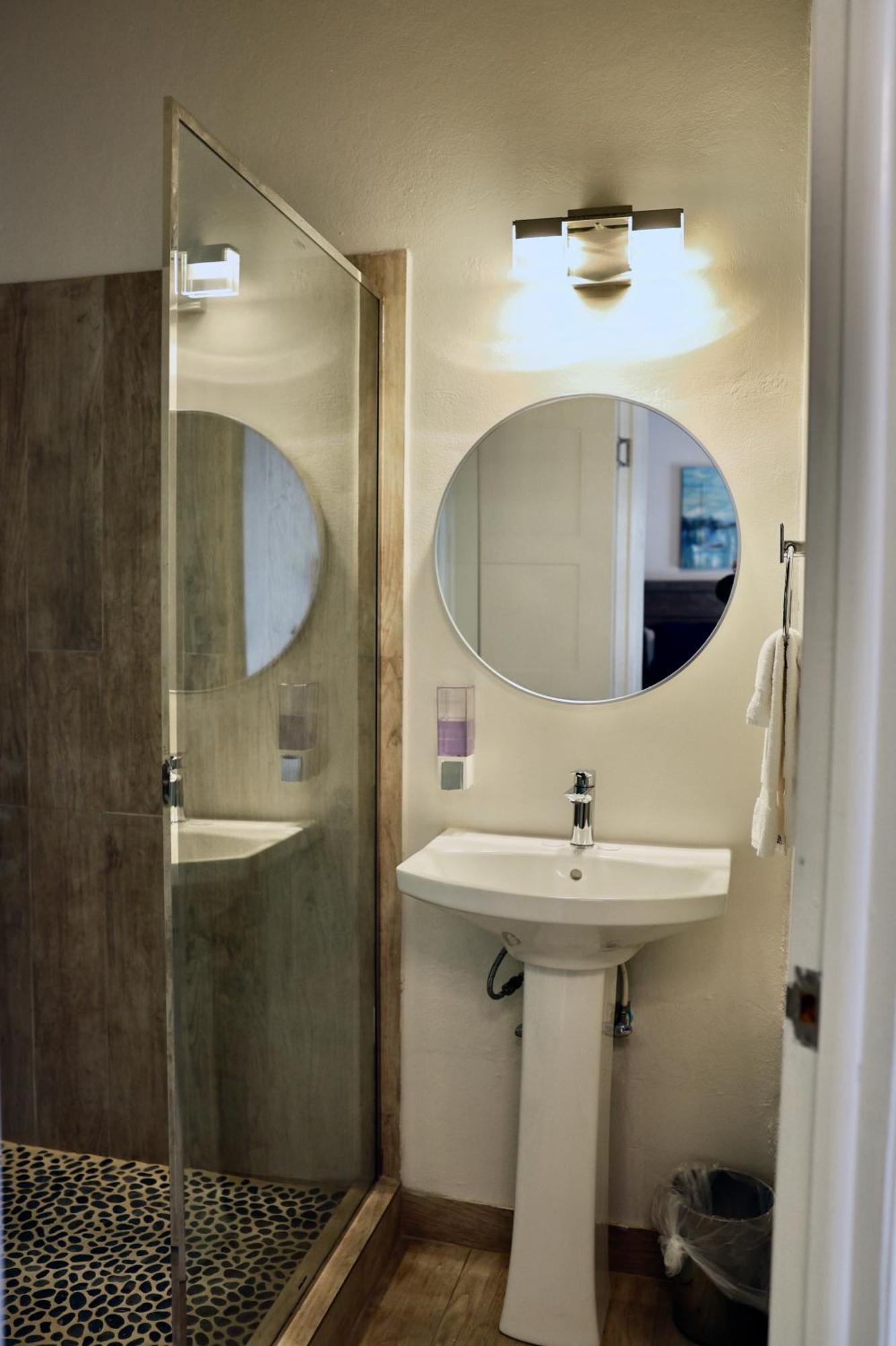 Hotel The Moxy à English Harbour Extérieur photo