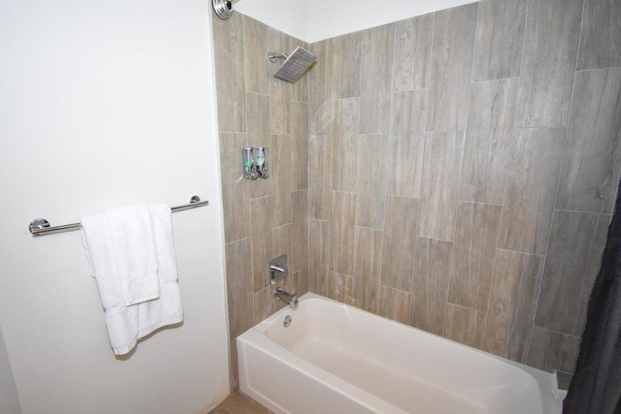 Hotel The Moxy à English Harbour Extérieur photo